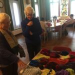 Suzan en Gerdy met de mutsen